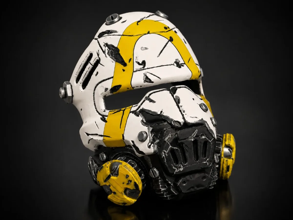 Miniatura de casco impresa en 3D con acabado detallado