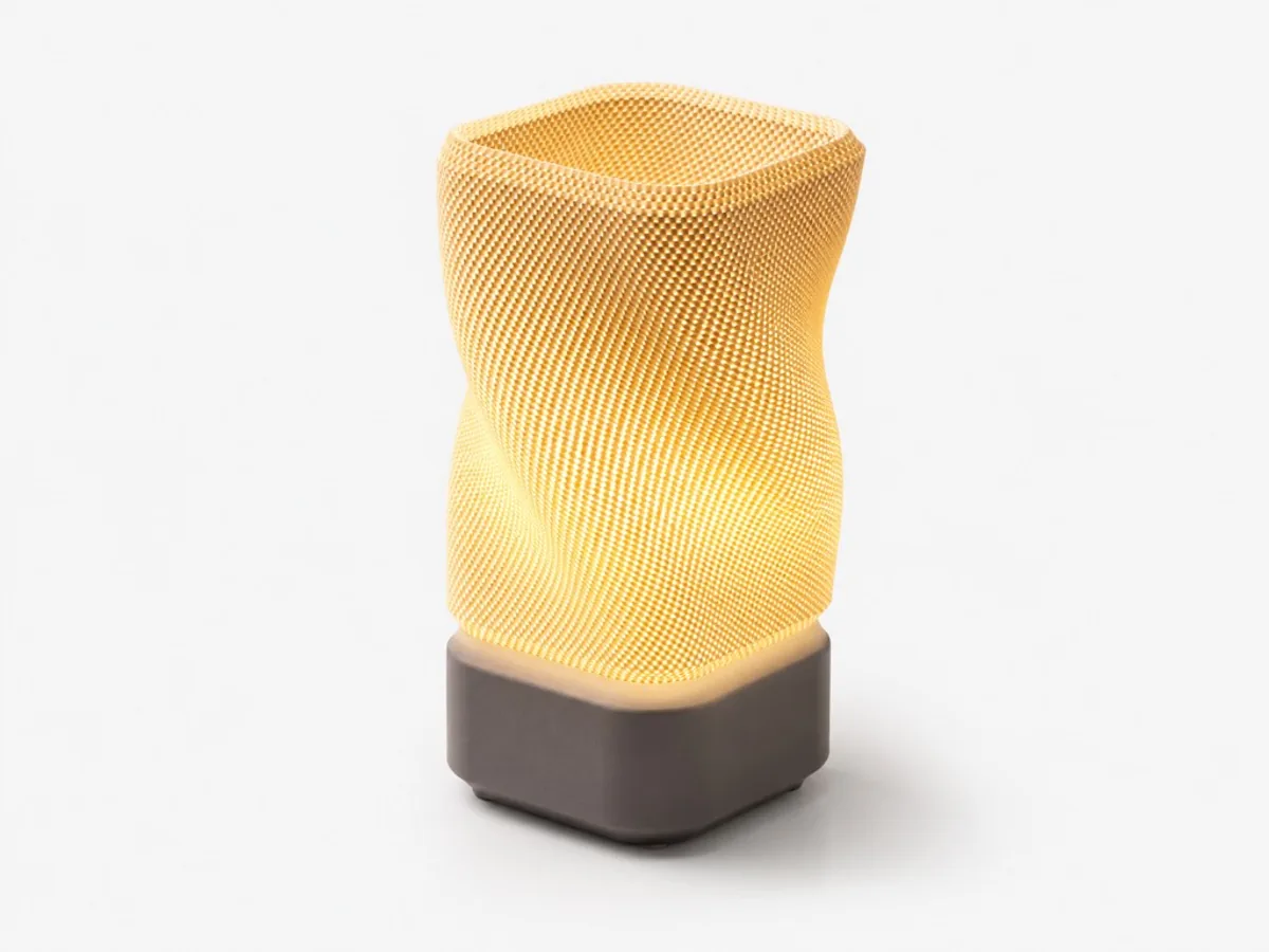 Helix Lamp encendida con base gris