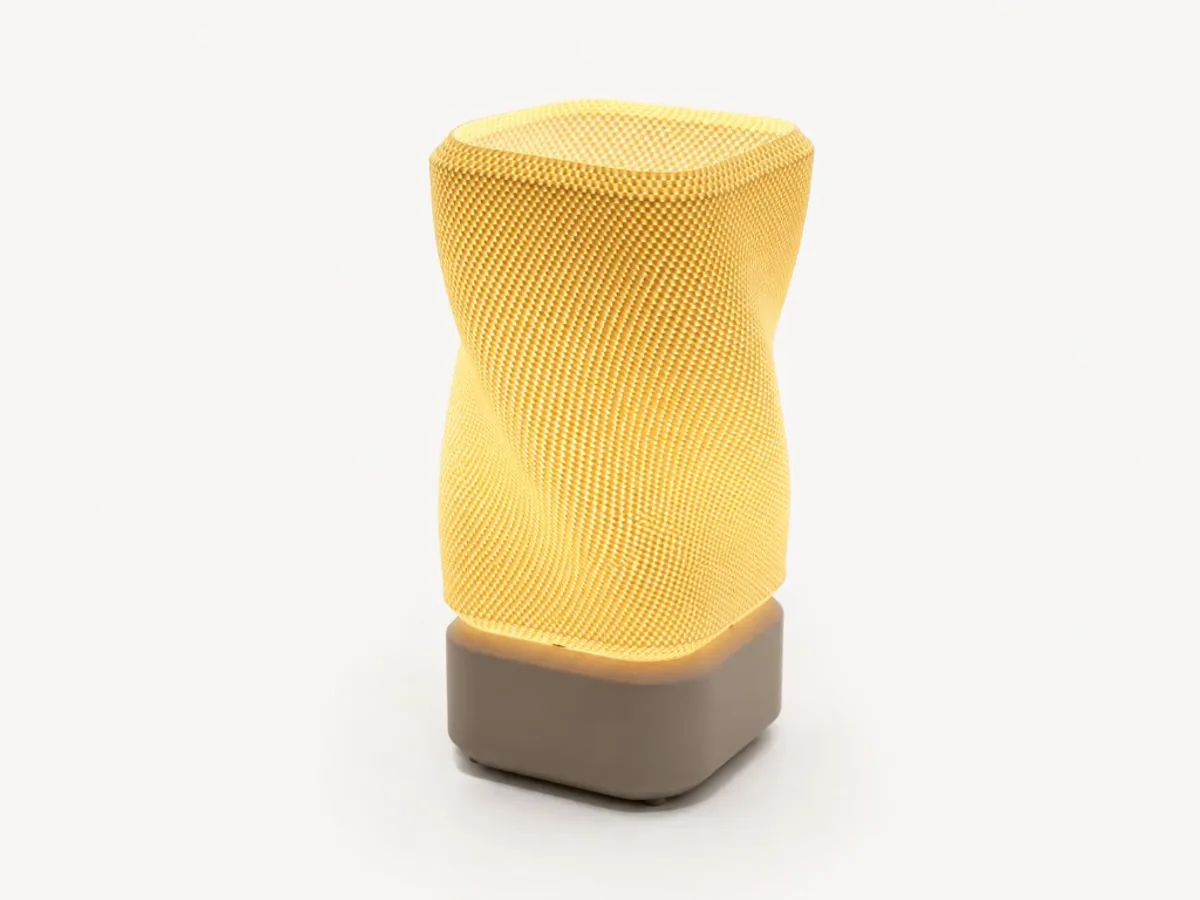 Helix Lamp encendida con base gris