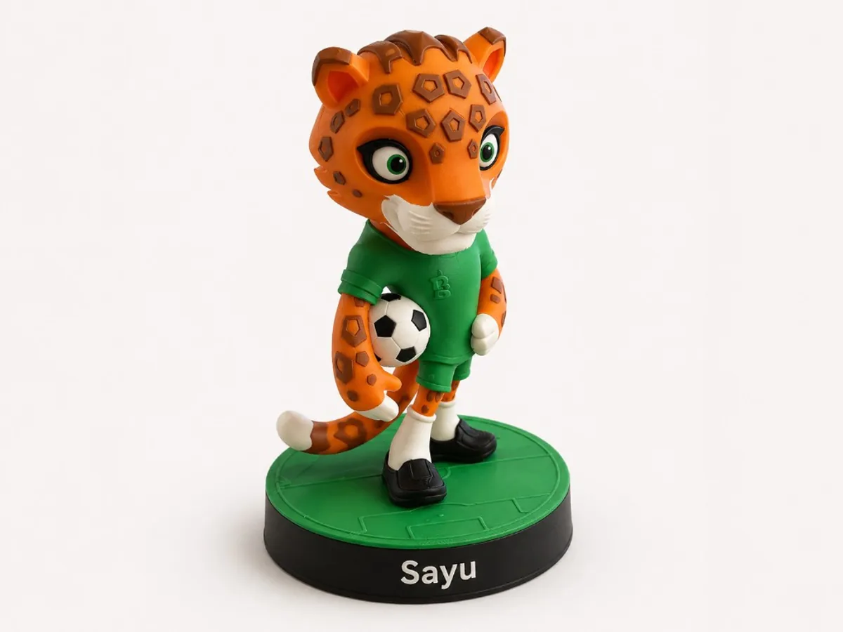 Miniatura Sayu con balón y base de cancha